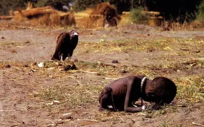 Akbaba ve Küçük Kız (The Vulture and the Little Girl) - Kevin Carter