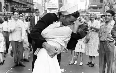 V-J Day in Times Square - Alfred Eisenstaedt